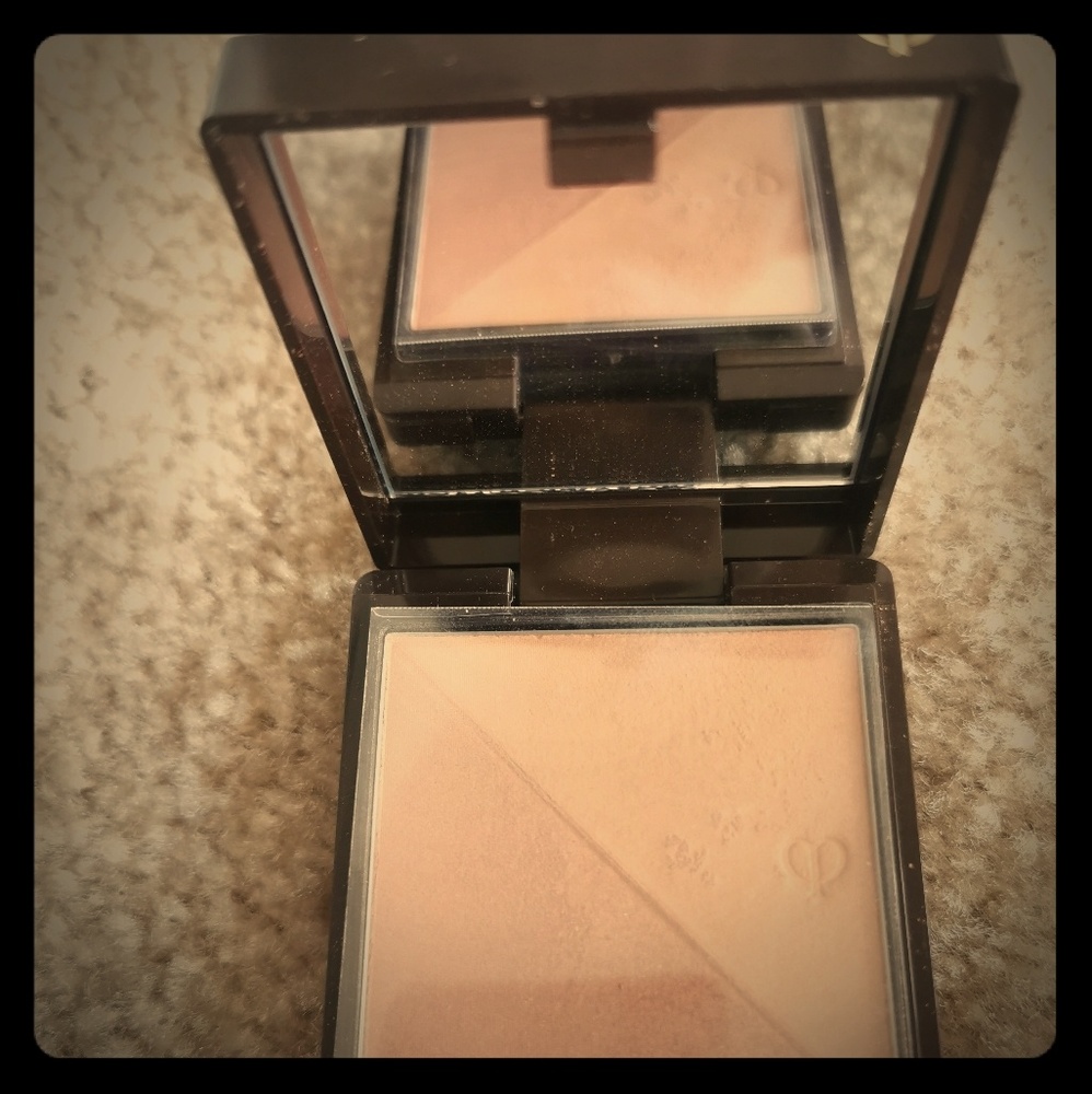 Cle de peau 2 shade bronzing. ( used just once)